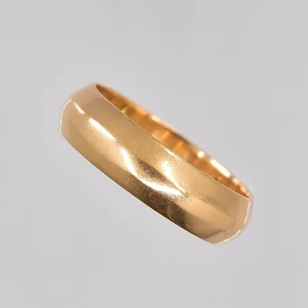 Ring stl 16, bredd 5mm, gravyr, ojämn form, 18K Vikt: 3,5 g