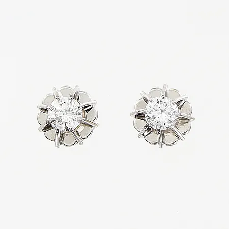 Ett par örhängen diamanter 2 x ca 0,10ct, Ø5,5mm, vitguld, 18K Vikt: 1,2 g