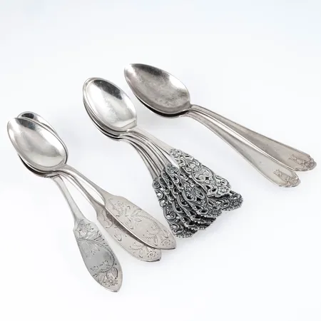 10 kaffeskedar och 1 mockasked i silver (830/1000) av blandade modeller. Vikt: 127,1g. 