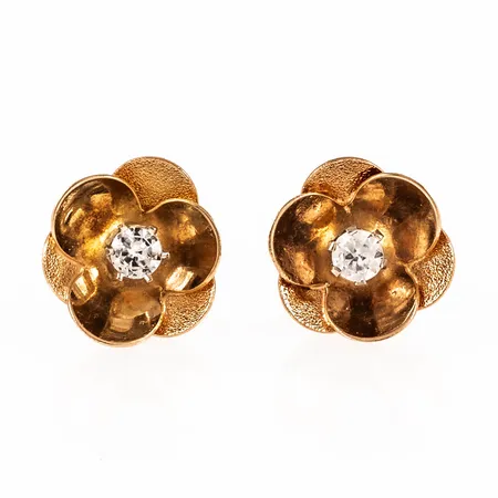Örhängen i 18K guld: Blomma med vit sten. De är 11 x 12 mm och väger 2,2g. Snurrebussar saknas, men nya i plast medföljer. 