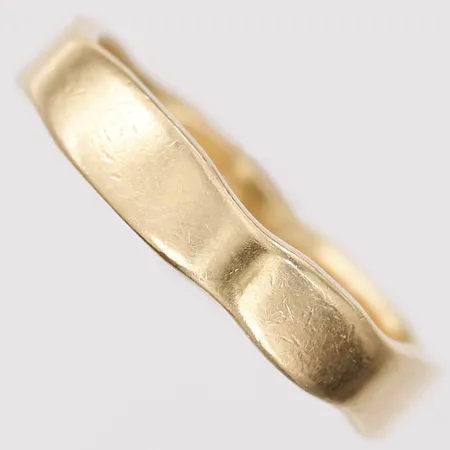 Ring Giertta med organisk form, stl: 16½, gravyr, 18K guld Vikt: 3,8 g