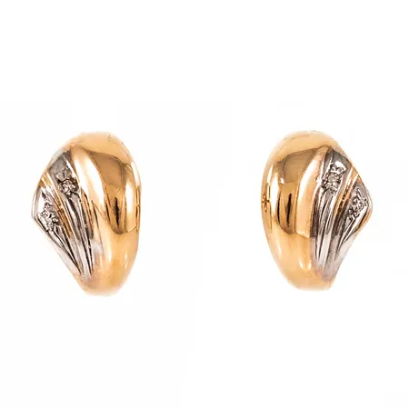 Örhängen i 14K guld med 2 x c:a 0,005ct 8/8 slipade diamanter. De är 10 x 15,5 mm och väger 1,8g. 