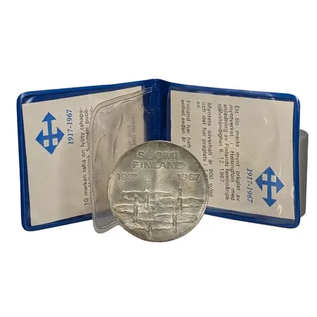 Silvermynt Finland, 10 Markkaa 1967 (Jubileum 1917-1967), silver 900/1000, Ø35 mm, förvaras i sin ursprungliga myntficka tillsammans med information. Vikt: 24 g