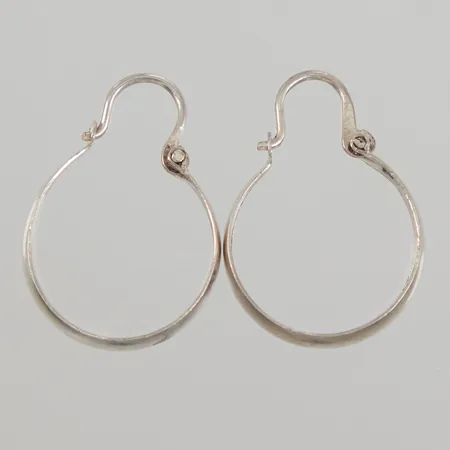 Ett par örhängen, Ø 20 x 27,3mm, bredd ca  3,5 - 6,5mm, ostämplad Silver  Vikt: 2,6 g