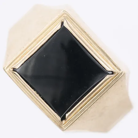 Klackring med onyxplatta, gravyr, stl: 19¾, 14K guld Vikt: 4,7 g