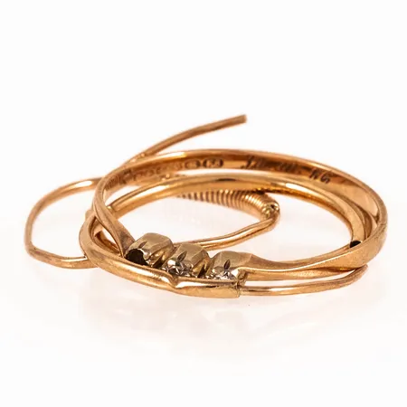 Diverse defekt guld i 14K. Vikt: 2,1g. 