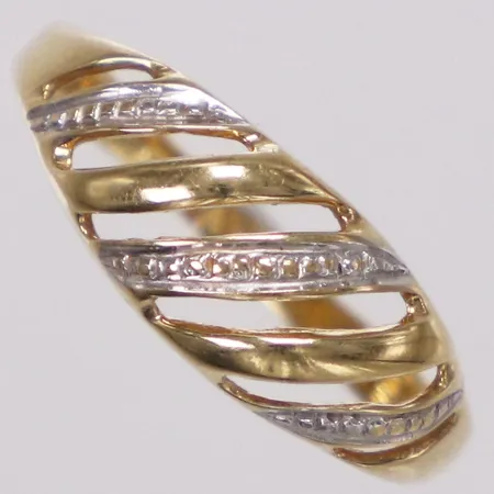Ring genombrutet mönster, stl 16½, bredd 1,8-6,7mm, italienska stämplar, vitguldsdetaljer, 18K  Vikt: 1,7 g