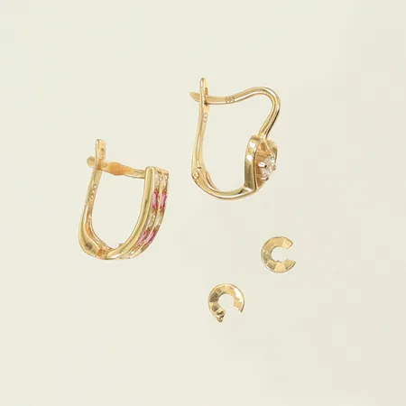 Två udda örhängen med stenar, två skrotguldsdetaljer, 14K, 1,2g Vikt: 1,2 g