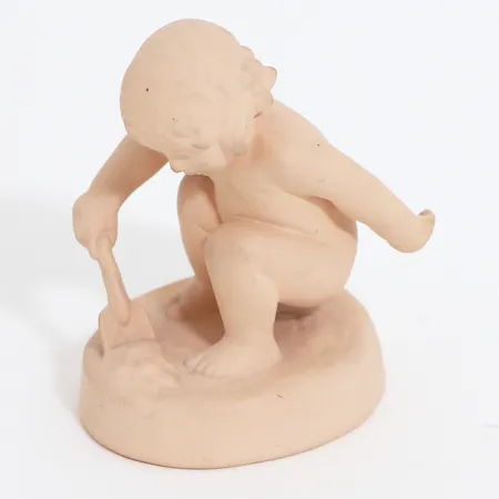 Figurin av Adda Bonfils för Ipsens Enke, Arbejdslyst/ Arbetslust, nr 889, höjd ca 11cm, signerad. Vikt: 0 g Skickas med paket.