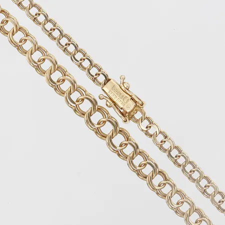 Collier doserad Bismarck, längd 51cm, bredd 4-6mm, kistlås med dubbla låsåttor, buckla på kistlås, 18K guld Vikt: 12,4 g