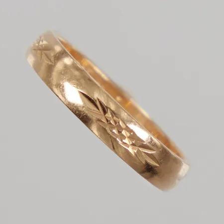 Ring stl 16¾, bredd 3,5mm, mönsterdekor, gravyr, 18K,  Vikt: 2,9 g
