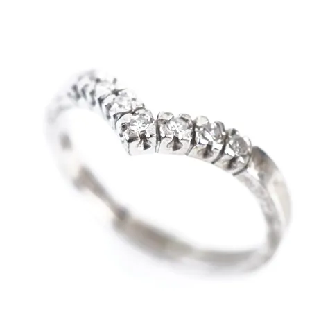 Ring m diamanter, vitguld, stl 17½(54), bredd 2,5mm, 18k Vikt: 3,1 g
