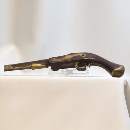 Slaglåspistol omkring år 1820, omärkt, hanen går ej att spänna, hårt slitage, längd 34 cm 