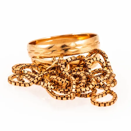 Diverse defekt/graverat guld i 18K. Vikt: 7,5g. 