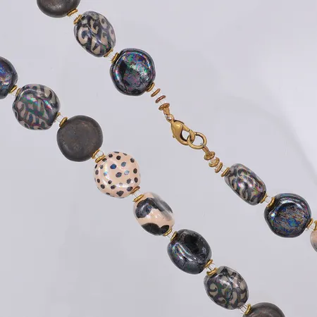 Collier i mönstrade glaspärlor mot grått & beige ca 48cm bredd ca 15mm, lås i metall