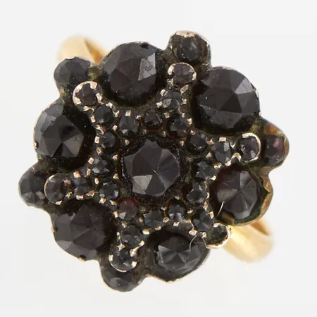 Ring med granater stl 17¼, bredd: 2-17mm, silverfattning, 18K  Vikt: 3,7 g