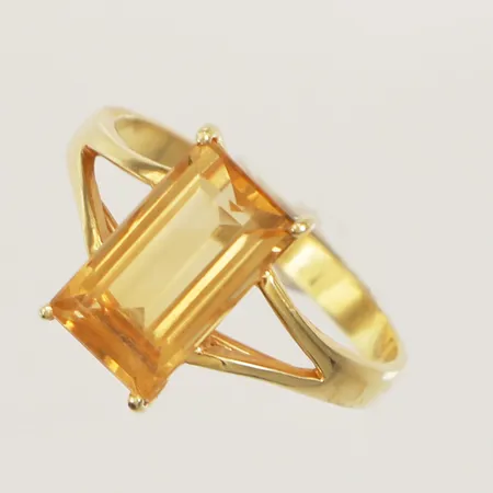 Ring med gul sten, stl 18½, bredd 13mm, 18K Vikt: 3,3 g