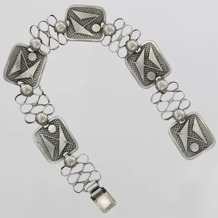 Armband med plattor samt geometriska former, längd 19½cm, bredd 17mm, tillverkad av Alton Falköping 1969, silver 830/1000 Vikt: 20,5 g