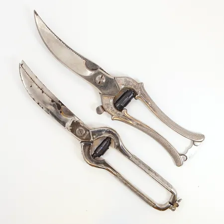 Fågel/kycklingsaxar, ca 26cm, vitmetall, gravyr samt ärgning på metall.  Vikt: 0 g