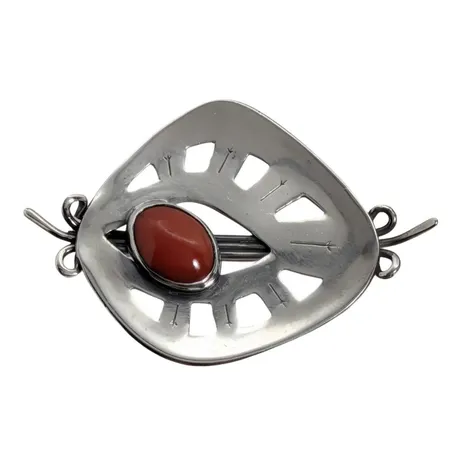 Vintage Brosch 1950-tal, röd sten, längd 58 mm, bredd 39,5 mm, tillverkare Röijersten & Cederwall Stockholm 1954, sten utan anmärkning, fint skick  Vikt: 11,8 g