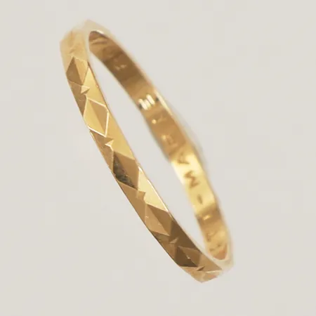 Ring, stl 20½, bredd 2,2mm, gravyr, 18K  Vikt: 2,1 g