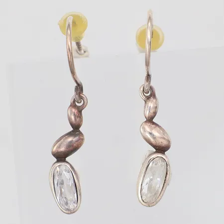 Ett par örhängen med vit sten 28mm, 925/1000 silver Vikt: 1,7 g