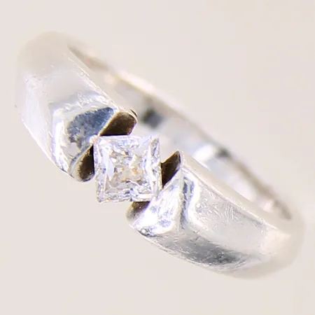 Ring med vit sten, stl 17, bredd 3-5,7mm, Catwalk, nagg, silver 925/1000 Vikt: 4,4 g