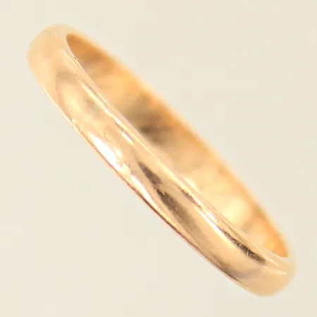 Ring slät, stl 18½, bredd 2,6mm, gravyr, 18K Vikt: 2,6 g