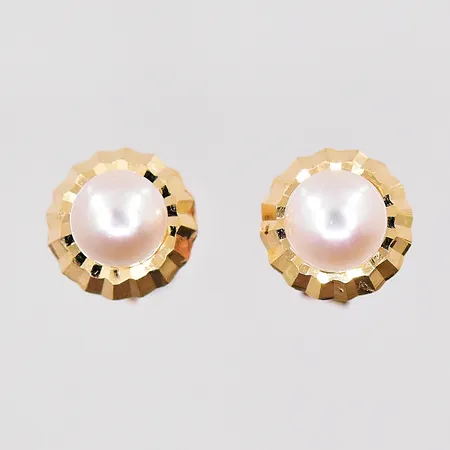 Ett par örhängen med pärla, bredd 6,2mm, 18K Vikt: 0,7 g