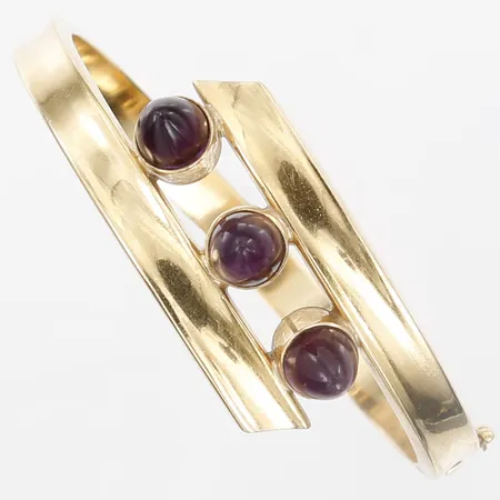 Armring med cabochonslipade ametister, öppningsbart, innermått Ø60mm, 14K guld Vikt: 20,1 g