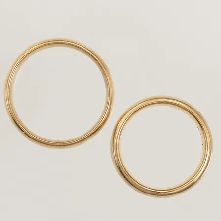 Två ringar, släta, gravyr, repiga, 18K  Vikt: 19,5 g