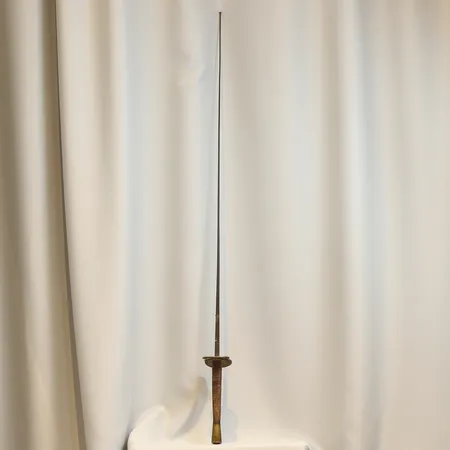 Övningsvärja E. Svalling, Eskilstuna. 1900-talets början längd ca 110 cm, med slitage  Skickas med postpaket.