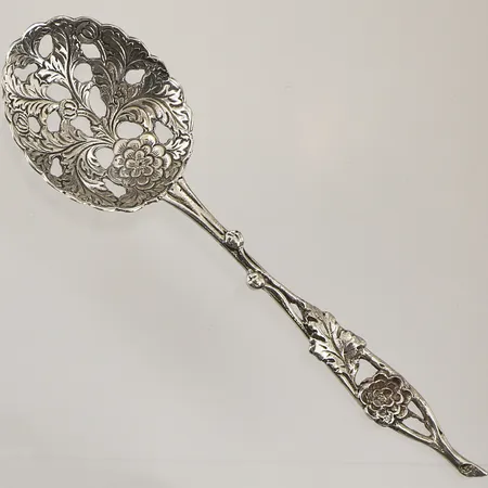 Strösked med floral dekor, ca 13cm, 830/1000 silver Vikt: 14,6 g