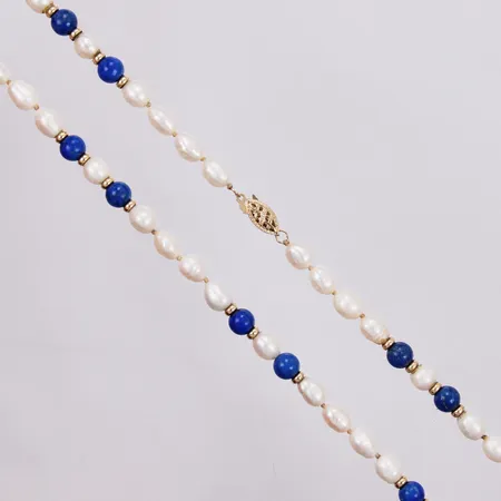 Pärlcollier med odlade sötvattenpärlor och Lapis Lazuli längd: ca 42,5cm bredd: ca 6mm, med guldlås 14K bruttovikt: 17,4g Vikt: 17,4 g