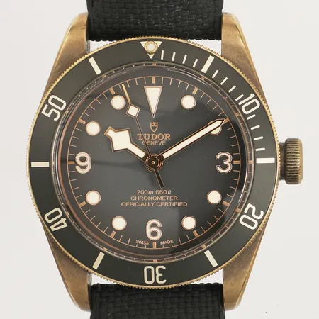 Herrur Tudor Black Bay Bronze, brons, automatisk, 43mm, refnr REF 79250BA, serienr Q314489, gummiband ej original, repor, nagg på boett, certifikat daterat 08.12.2021, kvitto Nymans Ur, manual, box, ytterkartong