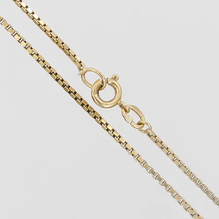 Kedja, Venezia, längd 62cm, bredd 2mm, spricka i ring samt vass del, 18K guld Vikt: 6,9 g