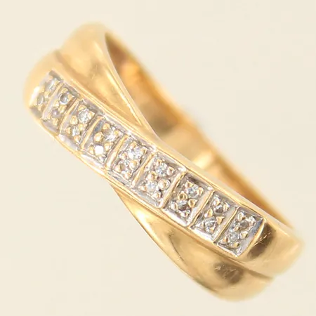 Ring med diamanter 18 x ca 0,005ct, stl 18, bredd 2-7mm, GFAB, 18K  Vikt: 3,4 g