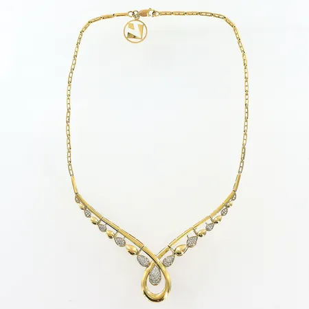 Collier vita stenar halvstelt 41cm, bredd 2,5-30mm, två stenar saknas, 21K. Vikt: 28,5 g