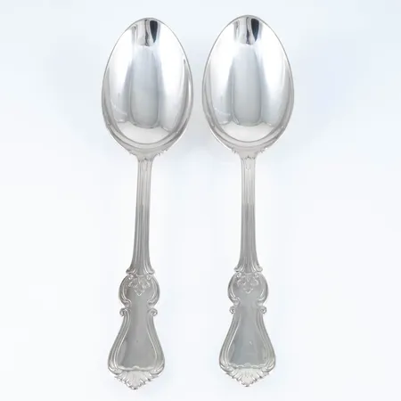 2 Bordsskedar i silver (830/1000) av modellen Olga. Längd 180 mm, vikt 104,6g. Fint skick. Stämplad B11 (2000), GAB (Gense AB, Eskilstuna), 830 och kattfot. 