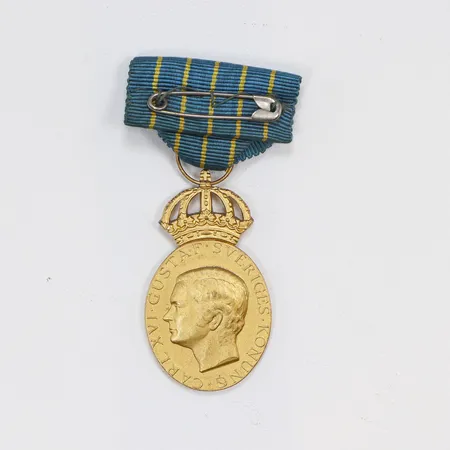 Medalj Sveriges Hemvärn Carl XVI Gustaf 26x86mm inklusive bandet, Sporrong, förgylld silver 830/1000 Vikt: 20,5 g