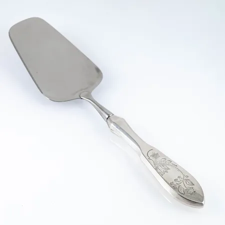 1 tårtspade i silver (830/1000) av modellen Tornedal/Finnmyrten. Blad i rostfritt stål. Längd 238 mm, bruttovikt: 99,0g. 