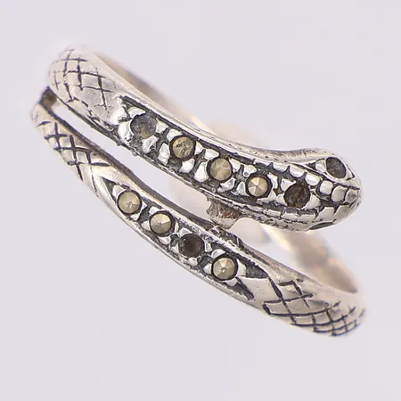 Ring Orm med pyriter, tre saknas, stl 16½, 925/1000 silver Vikt: 2,3 g