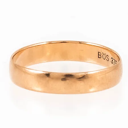 Graverad ring i 9K guld. Vikt: 1,3g. Skev skena. 