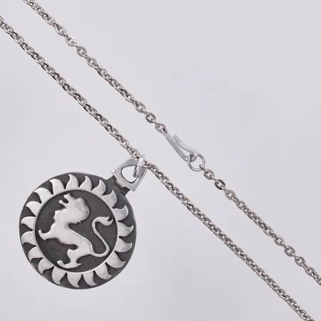 Kedja Ankarlänk med hänge stjärntecken Lejonet  R. Tennsmed svensk design 1960-tal, längd kedja: ca 68cm bredd: ca 3-4mm längd hänge: ca 6cm bredd. ca 48mm, Tenn Vikt: 43,9 g