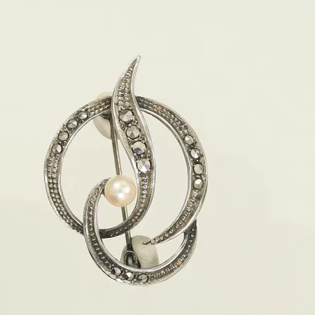 Brosch med pärla och markasiter, längd 34mm, bredd 24mm, Silver 925/1000, 4,4g Vikt: 4,4 g