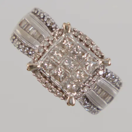 Ring stl 15½, diamanter åttkantslipade 16x ca 0,005ct, ca 20st baguettslipade totalt ca 0,20ct, prinsesslipade 9x ca 0,10ct, vitguld 10K, Vikt: 6,5 g
