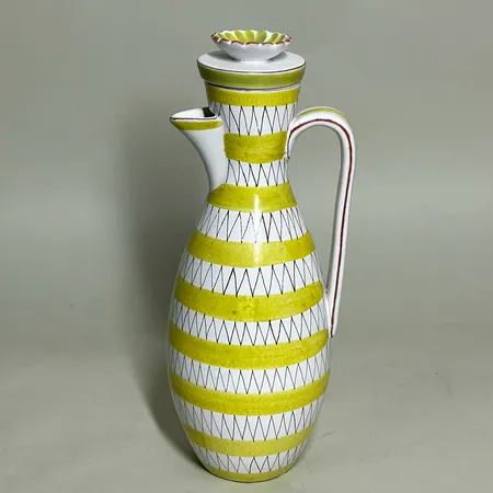 Karaff av Stig Lindberg i fajans från studio G Gustavsberg med lock, höjd ca 27cm med lock Skickas med postpaket.