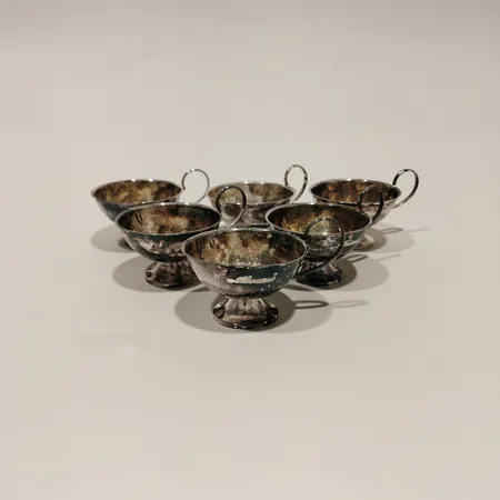 Sex punschbägare, hamrad dekor, förgylld insida, gravyr, 830/1000 silver Vikt: 188,5 g