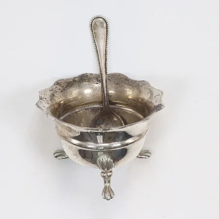 Saltkar med sked höjd 3,7cm bredd 6,1cm, med slitage, W&D England Birmingham  Vikt: 36,8 g