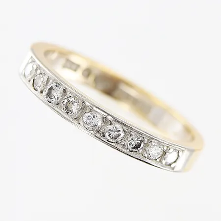 Ring diamanter 9 x ca 0,02ct stl 17½, bredd 3mm, vit/gulguld, gravyr, 18K.  Vikt: 3,3 g